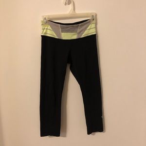 Reversible LuluLemon Cropped Yoga Legging (Size 4)